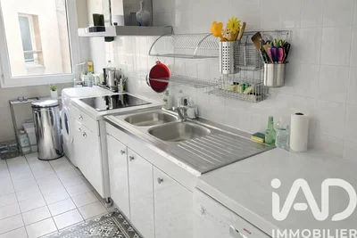 Mutfak; mutfak aletleri, fayans zemin, doğal ışık, modern stil