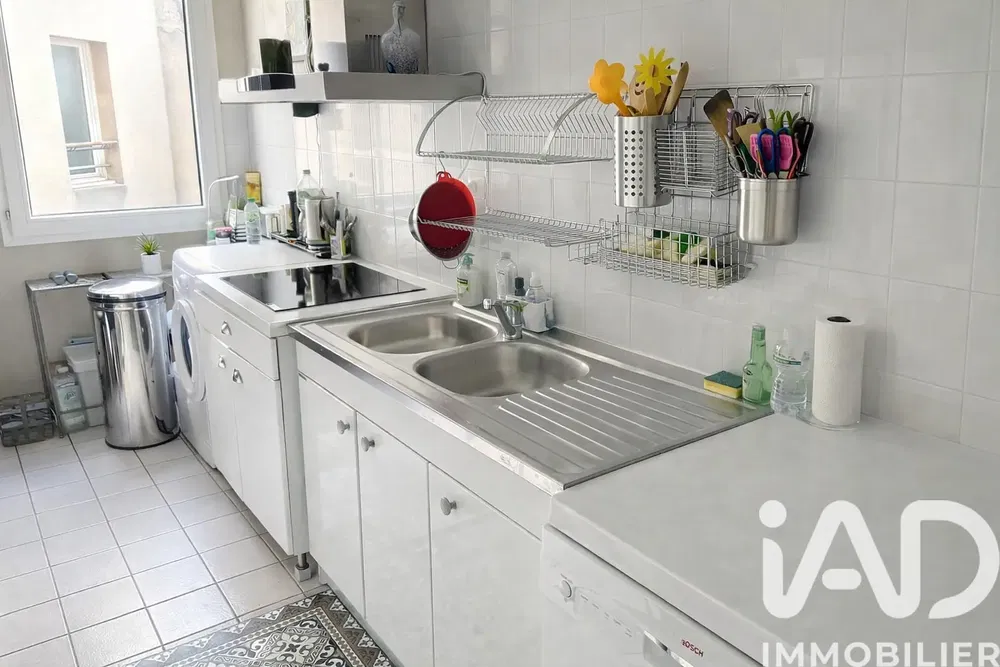 Cuisine; électroménager, carrelage, lumière naturelle, style moderne