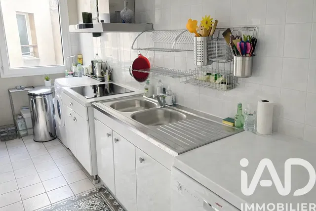 Keuken; keukenapparatuur, tegelvloer, natuurlijk licht, moderne stijl