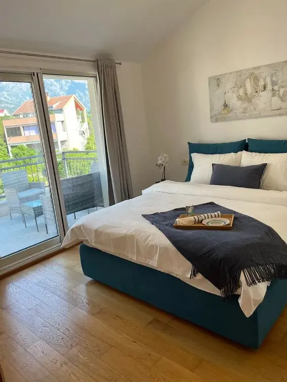 Schlafzimmer; tageslicht, holzboden, moderner stil, blick