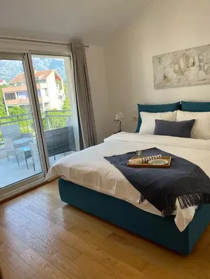 Schlafzimmer; tageslicht, holzboden, moderner stil, blick