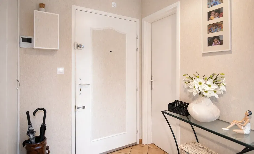 Garderoba; pločice, prirodna svjetlost