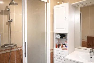 Kupaonica; pločice, prirodna svjetlost, renoviran