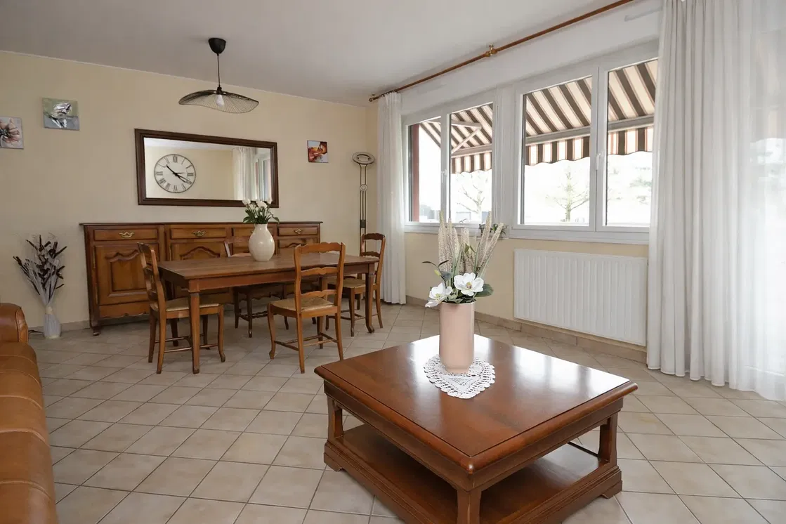 Salón; suelo de baldosas, luz natural