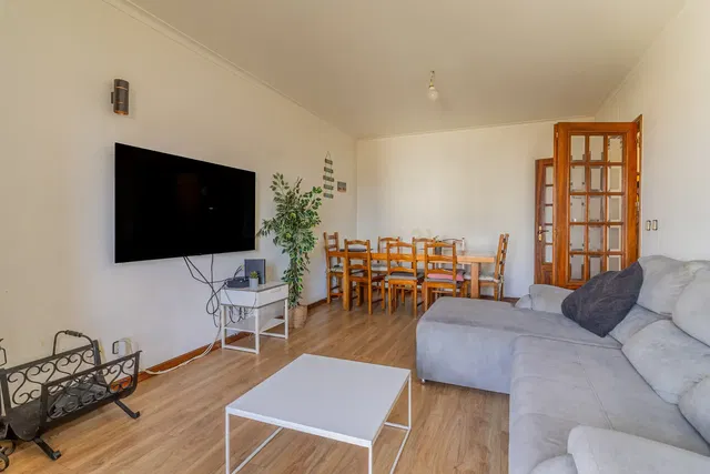 Wohnzimmer; holzboden, tageslicht, moderner stil