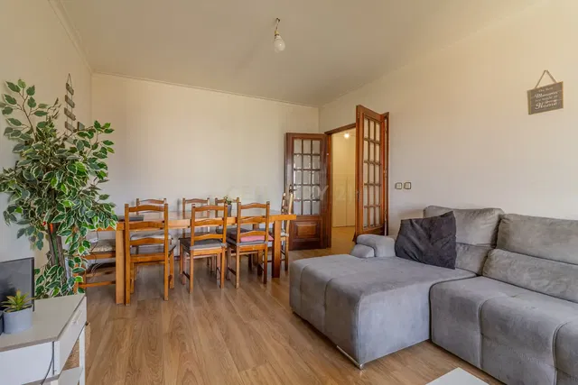 Σαλόνι; ξύλινο πάτωμα, φυσικό φως