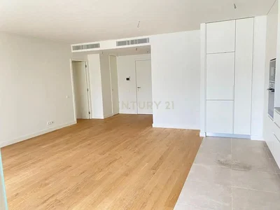 Soggiorno; pavimento in legno, pavimento in piastrelle, ristrutturato, luce naturale