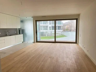 Soggiorno; vista, pavimento in legno, elettrodomestici
