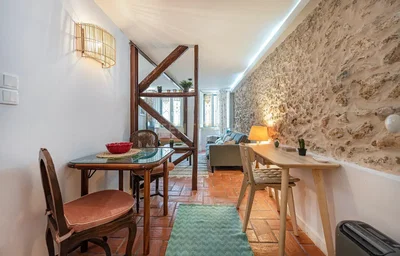 Sala de estar; luz natural, chão de madeira