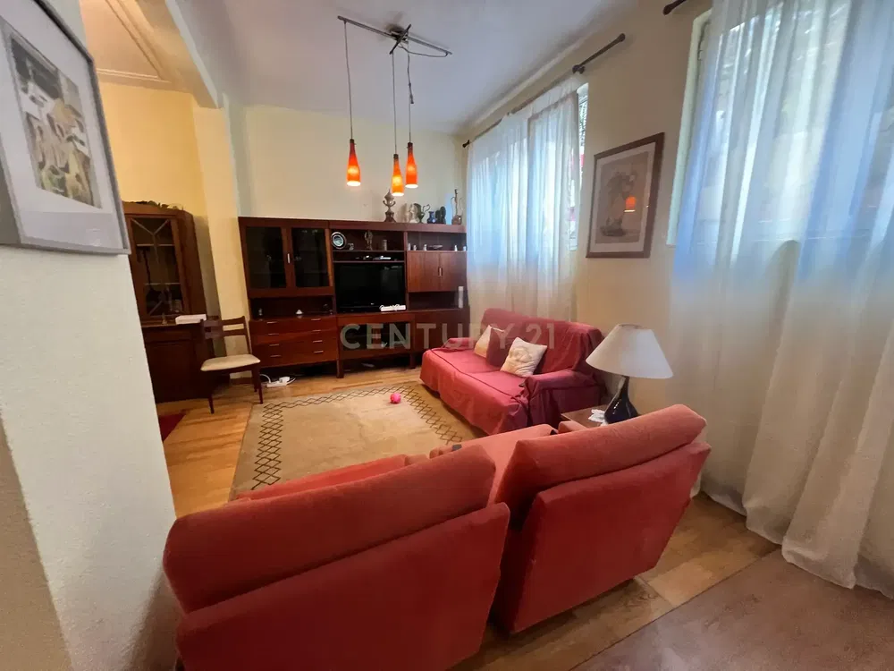 Σαλόνι; ξύλινο πάτωμα, φυσικό φως