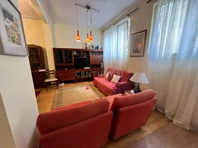 Σαλόνι; ξύλινο πάτωμα, φυσικό φως