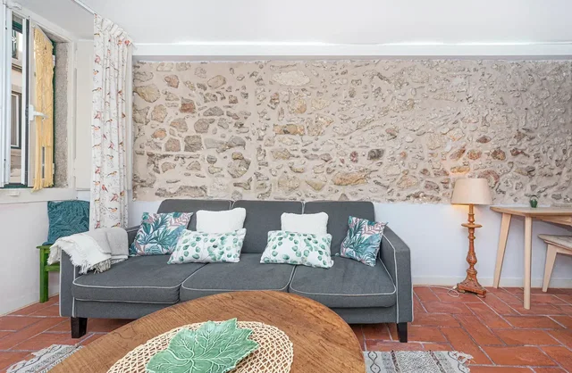 Salón; luz natural, estilo rústico, suelo de madera