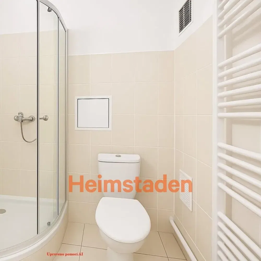 Toilette; fliesenboden, renoviert, tageslicht, moderner stil