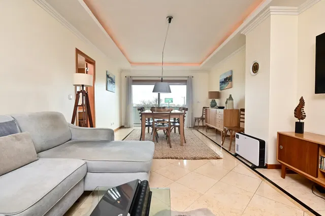 Wohnzimmer; fliesenboden, tageslicht, moderner stil