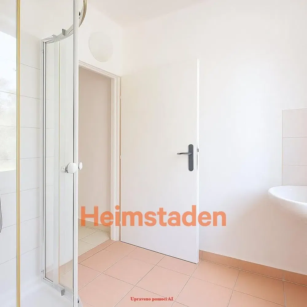 Баня; плочки, естествена светлина, ремонтиран