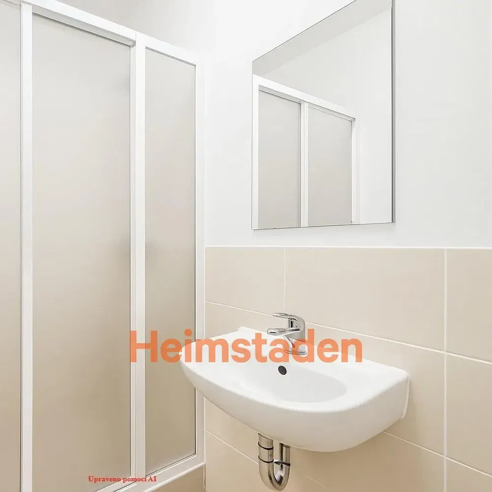 Баня; плочки, ремонтиран, естествена светлина, модерен стил