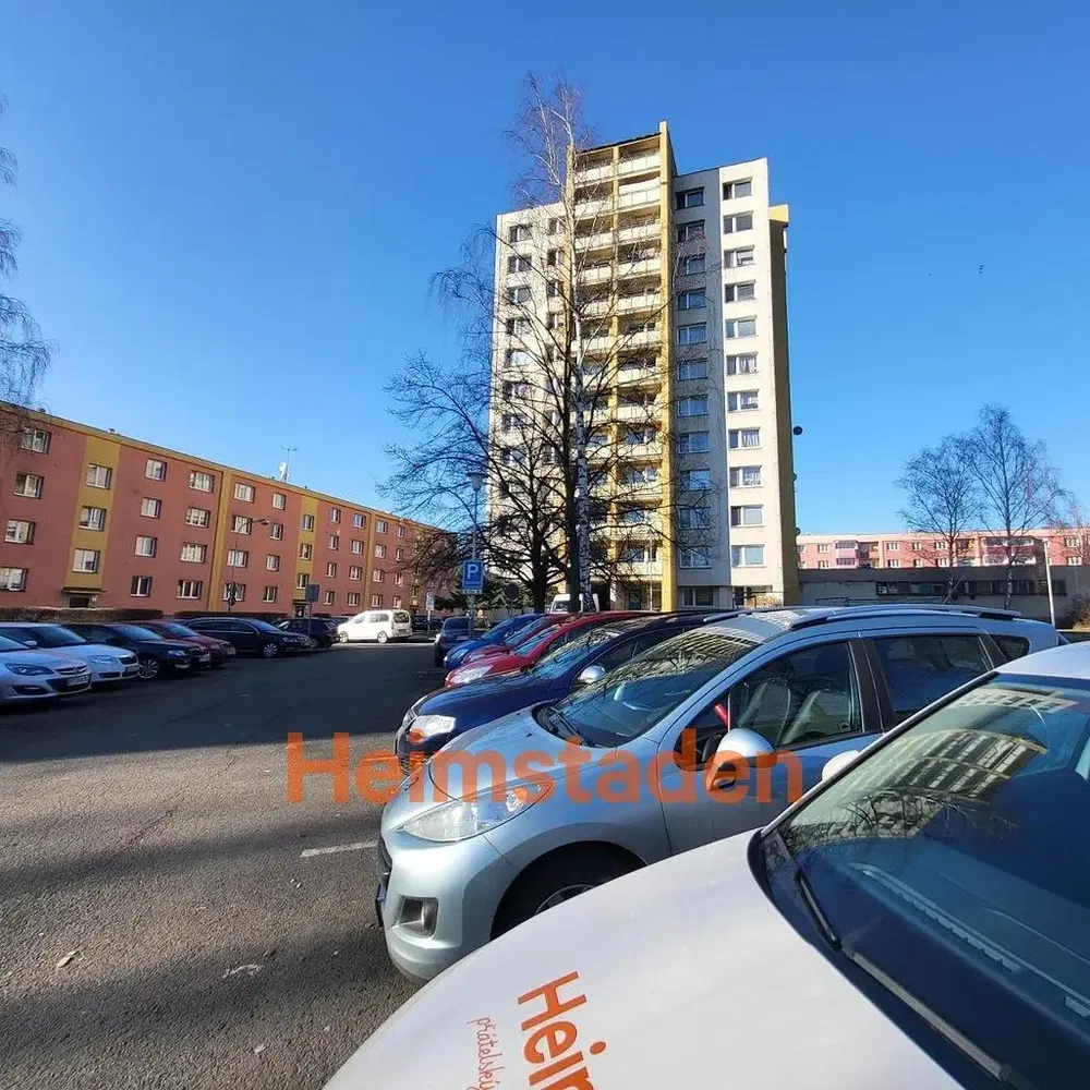 Къща и околности