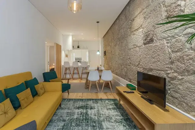 Soggiorno; pavimento in legno, luce naturale, stile moderno