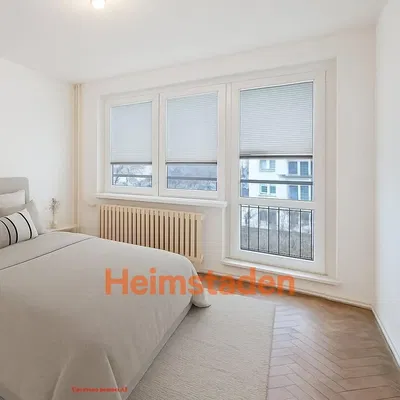 Chambre; lumière naturelle, parquet