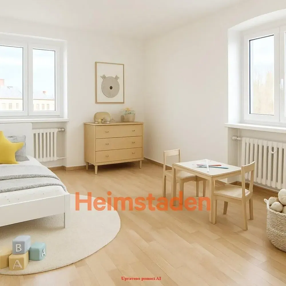 Camera dei bambini; luce naturale, pavimento in legno, stile moderno