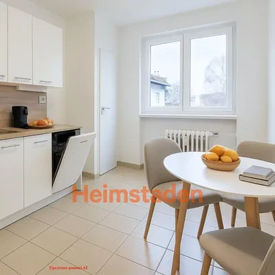 Cucina; pavimento in piastrelle, elettrodomestici, luce naturale