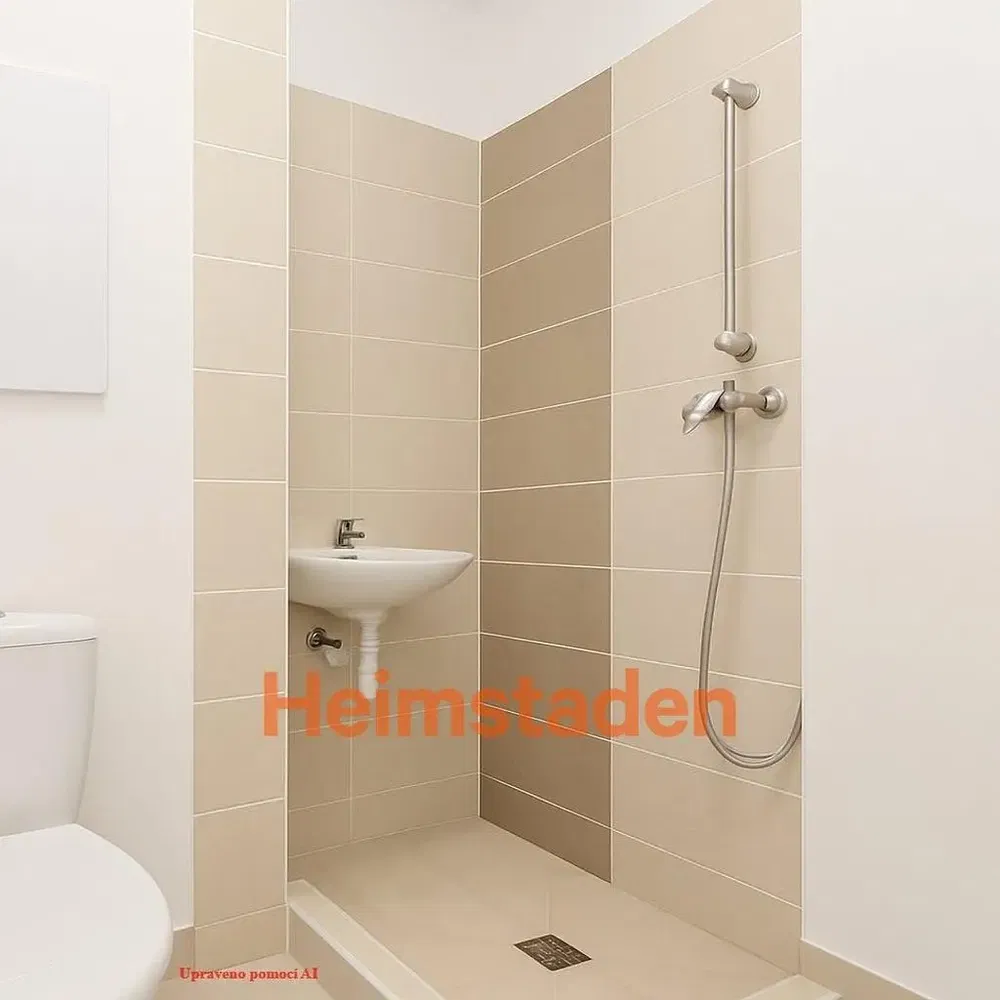 Badkamer; tegelvloer, natuurlijk licht, gerenoveerd