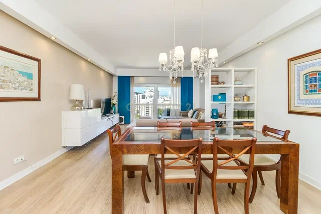 Salón; vista, suelo de madera, luz natural, estilo moderno