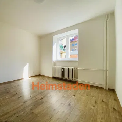 Salon; podłoga drewniana, światło dzienne, widok