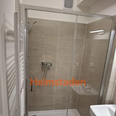 Łazienka; podłoga z płytek, wyremontowany, światło dzienne, styl nowoczesny