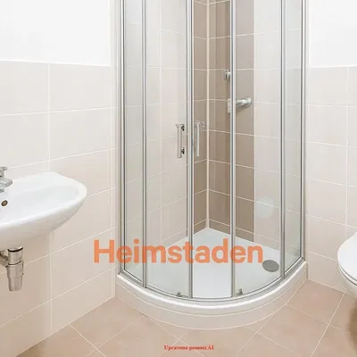 Banyo; fayans zemin, doğal ışık, tadilatlı