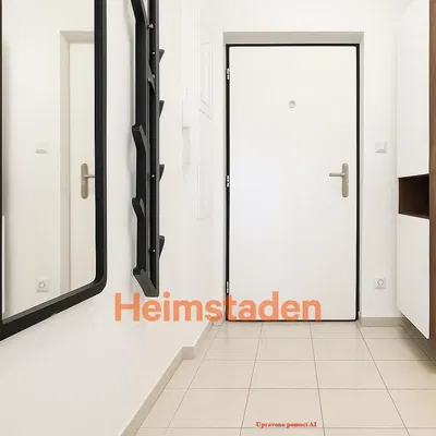 Garderobe; fliesenboden, tageslicht