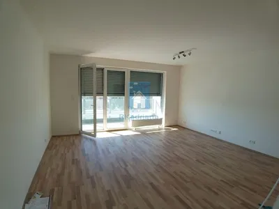 Хол; дървен под, естествена светлина, ремонтиран