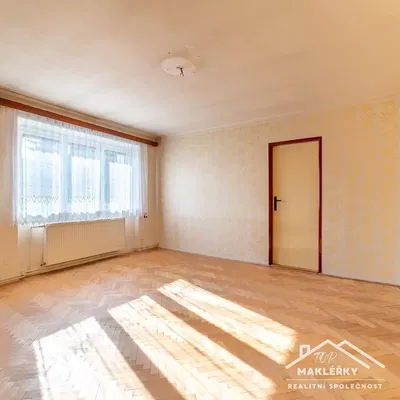 Spálňa; prirodzené svetlo, drevená podlaha