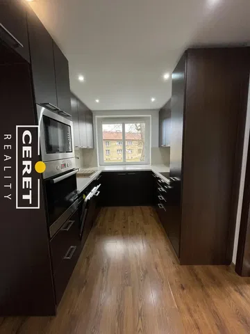 Кухиња; кухињски апарати, дрвени под, поглед, реновиран