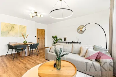 Obývací pokoj; moderní styl, dřevěná podlaha, přirozené světlo, po rekonstrukci