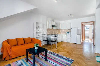 Хол; гледка, дървен под, естествена светлина