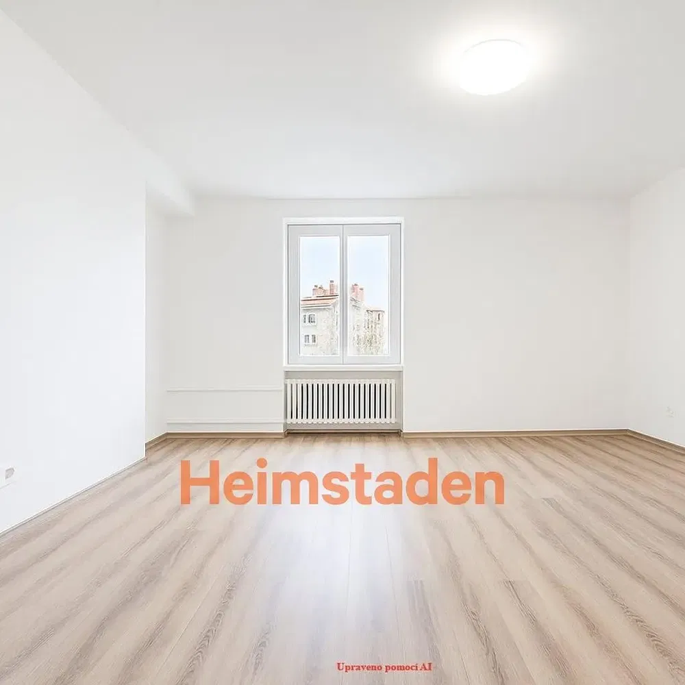 Obývací pokoj; výhled, dřevěná podlaha, přirozené světlo