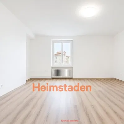 Obývací pokoj; výhled, dřevěná podlaha, přirozené světlo