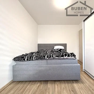 Schlafzimmer; holzboden, tageslicht