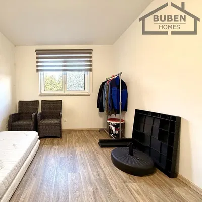 Schlafzimmer; holzboden, tageslicht