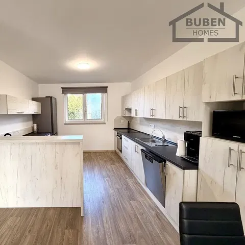 Kuchyně; kuchyňské spotřebiče, přirozené světlo, moderní styl