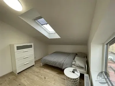 Schlafzimmer; holzboden, tageslicht