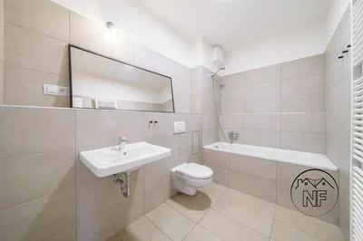 Koupelna; dlažba, po rekonstrukci, přirozené světlo, moderní styl