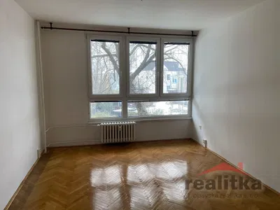 Obývací pokoj; výhled, dřevěná podlaha, přirozené světlo