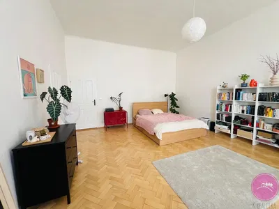 Ložnice; dřevěná podlaha, přirozené světlo, moderní styl