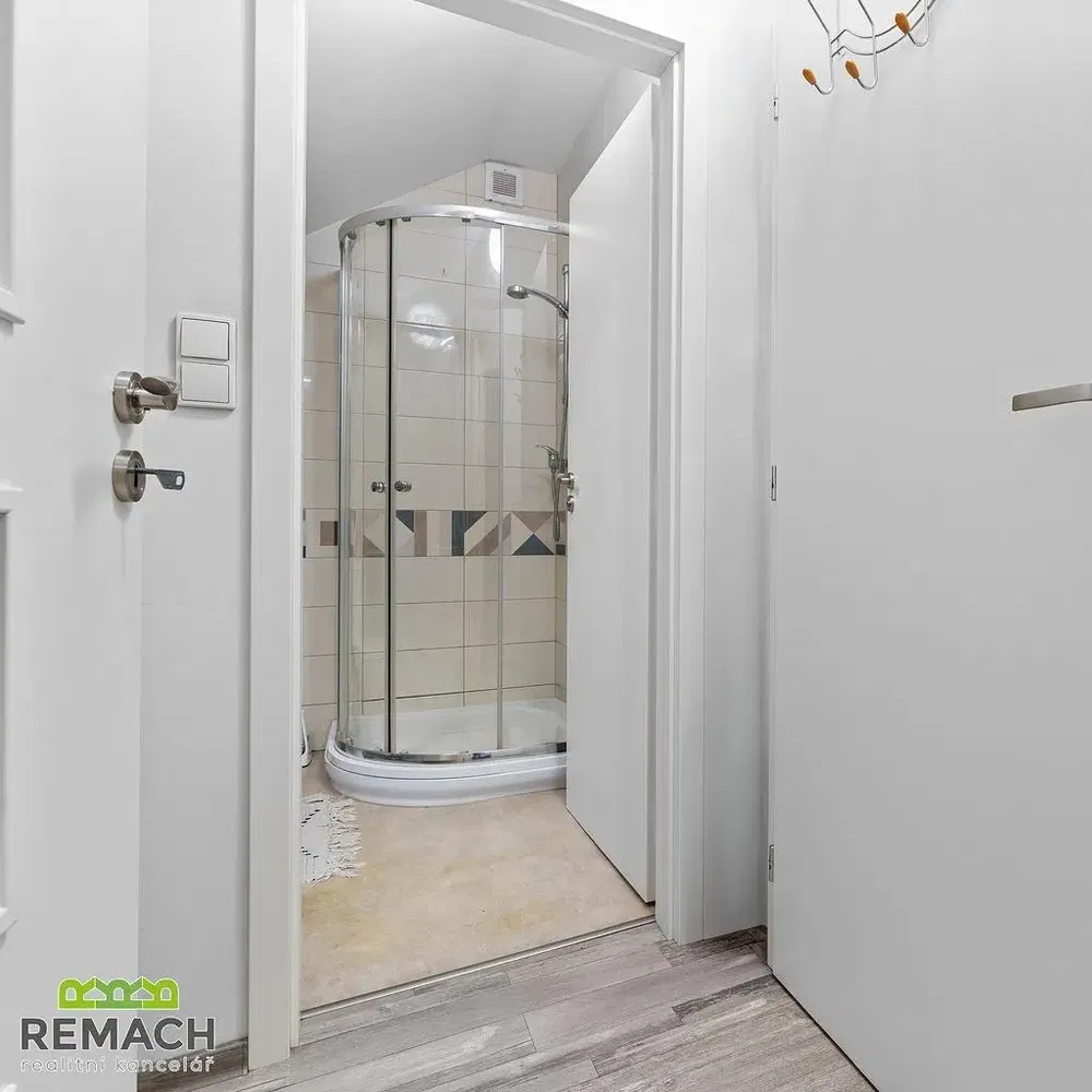 Koupelna; dlažba, přirozené světlo, po rekonstrukci