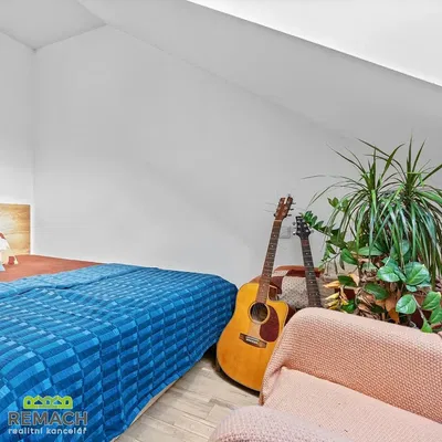 Ložnice; dřevěná podlaha, přirozené světlo, rustikální styl