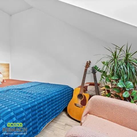 Спалня; дървен под, естествена светлина, селски стил