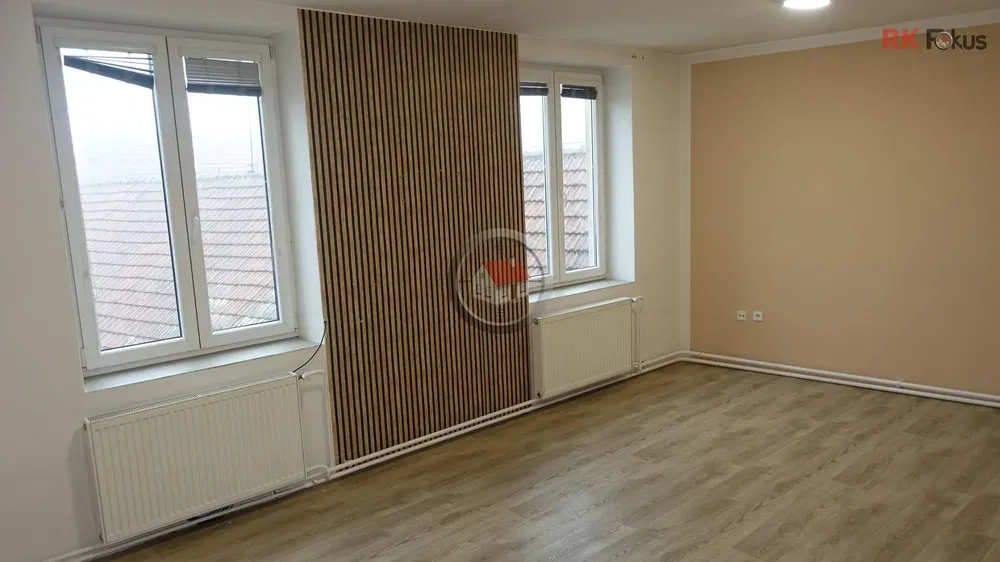 Wohnzimmer; tageslicht, holzboden, renoviert