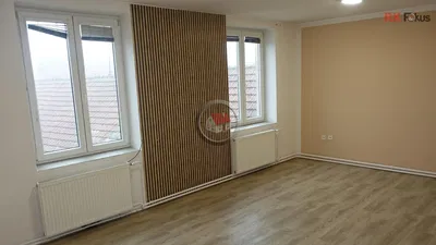 Wohnzimmer; tageslicht, holzboden, renoviert